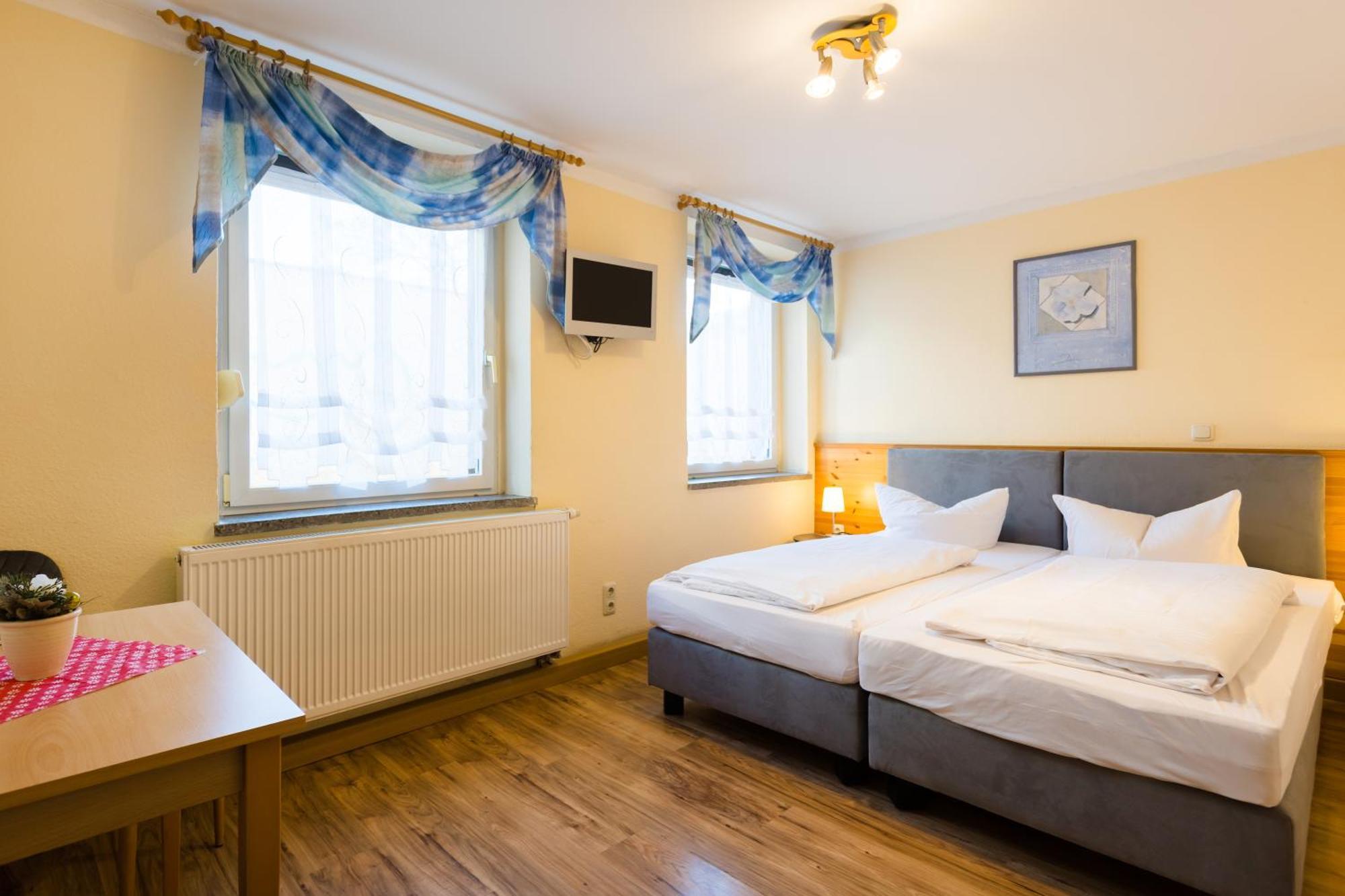 Pension & Ferienwohnungen Toepferstueb'L Saalfeld Saale Экстерьер фото